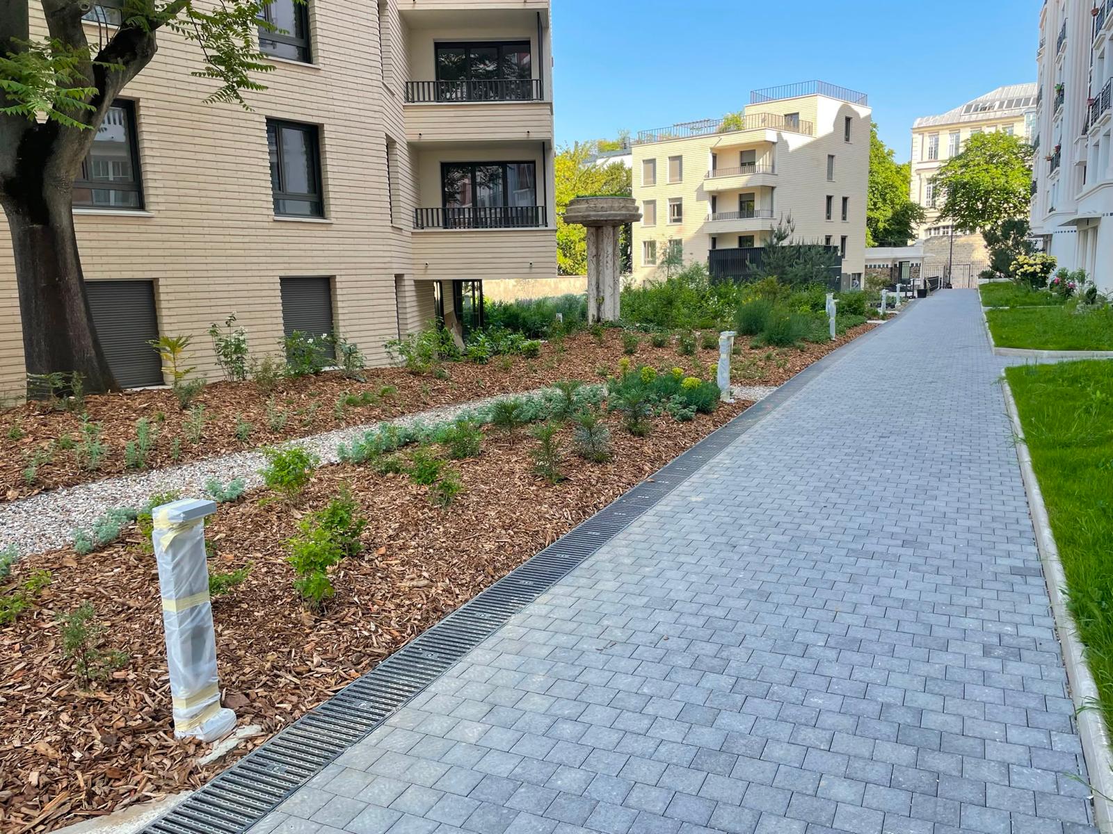 Allée pavée & espaces verts — résidence collective — Île-de-France