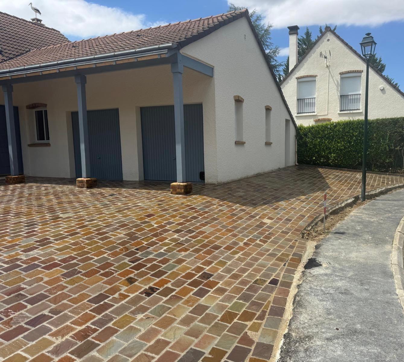 Allée pavée devant une maison en Île-de-France