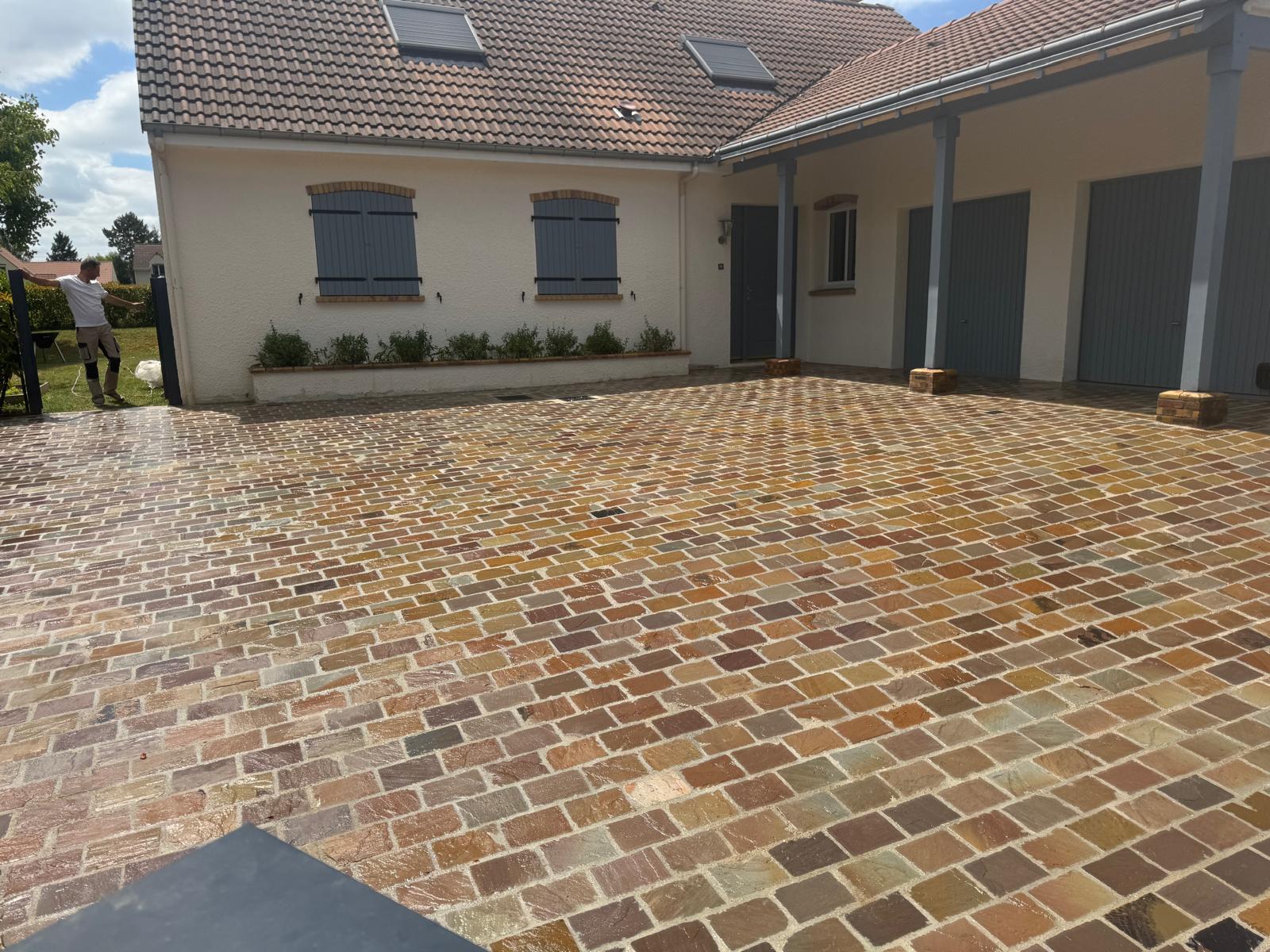 Cour en pavés grès aux tons ocre posée par PRO RENOV