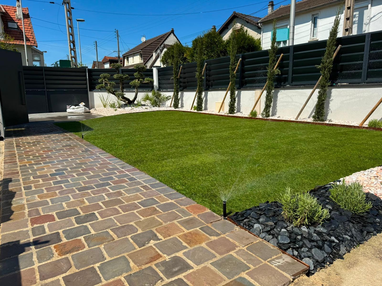 Allée pavée multicolore & gazon — jardin moderne — Île-de-France